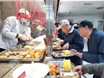 智慧養(yǎng)老飛入尋常百姓家！青島市北有137處居家養(yǎng)老服務站(圖1)